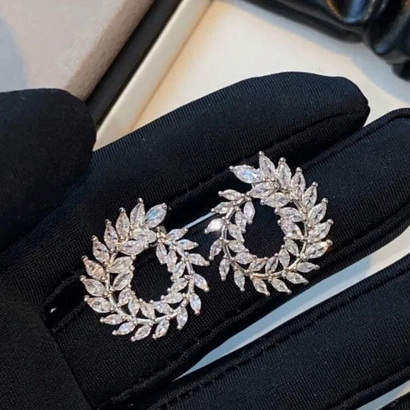 A Pair Of Versatile High-End Inlaid Synthetic Cubic Zirconia Round Earrings - Picture 5 of 6